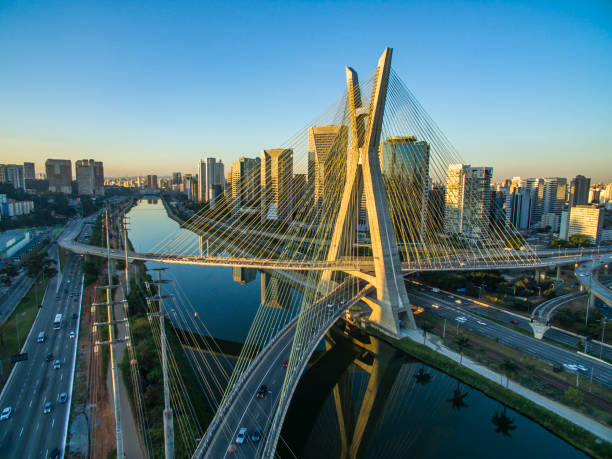 Vista aérea da Ponte Estaiada e da cidade de São Paulo